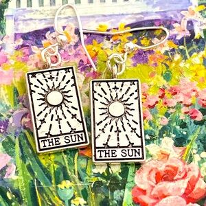 5/$10❤️❤️❤️NEW “THE SUN” Tibetan Silver Dangling Earrings by Alyce Rancour